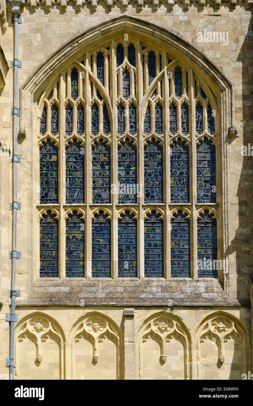 Große gotische Fenster und Fassade der Kathedrale von Winchester, Hampshire, England, Großbritannien Stockfoto
