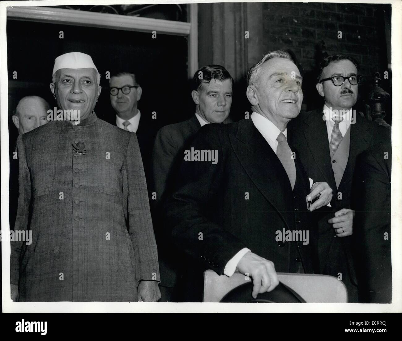 5. Mai 1960 - Eröffnung des Ministerpräsidenten COMMONWEALTH-Konferenz. HERR NEHRU UND HERR LOUW... Die Commonwealth-Konferenz der Premierminister eröffnet heute bei No. 10 Downing Street., KEYSTONE Foto zeigt: Herr NEHRU aus Indien und Mr LOUW südafrikanischen Außenministers Nr. 10 verlassen. Downing Street nach der Session am Morgen Stockfoto