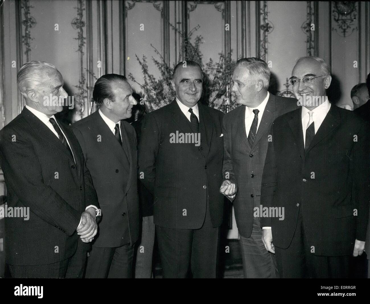 5. Mai 1960 - International Cancer institute Foundation diskutiert In Paris: Wissenschaftler und Persönlichkeiten von Weltruf besprachen das Projekt der Stiftung eine neue internationale Cancer Institute. Das Foto zeigt. Französischer Premier Georges Pompidou (Mitte). Linken Professor Ihrem, Präsident des U.I.C.C., M. Marcellin, M. Pompidou, Amerikaner Dr. James Watt und Italienisch Professor Giovanni A Cnaperia an eine Rreception im Palazzo Matignon. Stockfoto