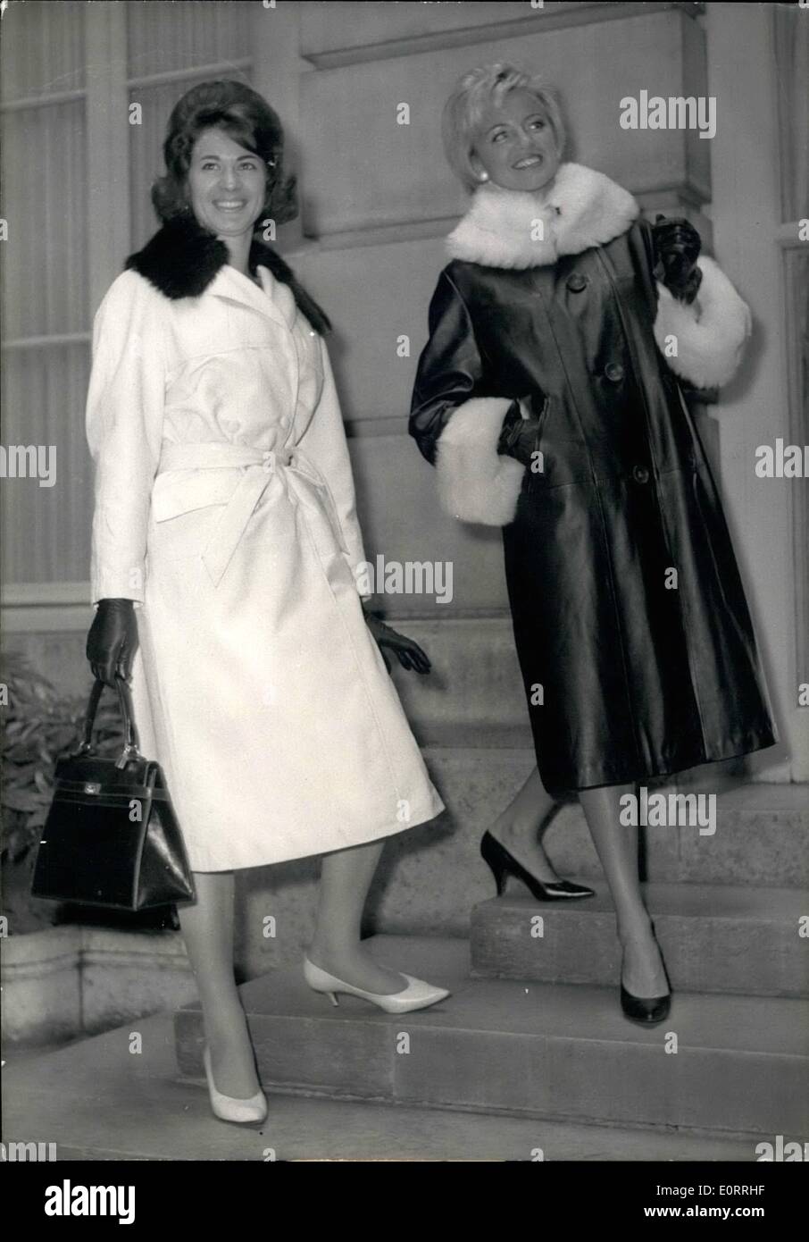 5. Mai 1960 - Mac Douglas zeigt seine Herbst-Winter-Kollektion: Mac Douglas, der bekannte Paris Schneider spezialisiert, Lederbekleidung, zeigt nun seine Herbst / Winter Kollektion. Das Foto zeigt links, einen Mantel in glatten weißen Lamm mit Gürtel und Nerz Kragen. Dieser Mantel ist berechtigt '' Farandole''. Ein Mantel in schwarz glasiert rechts '' Flamenco'' Lamm mit weißem Kragen und Besätze. Stockfoto