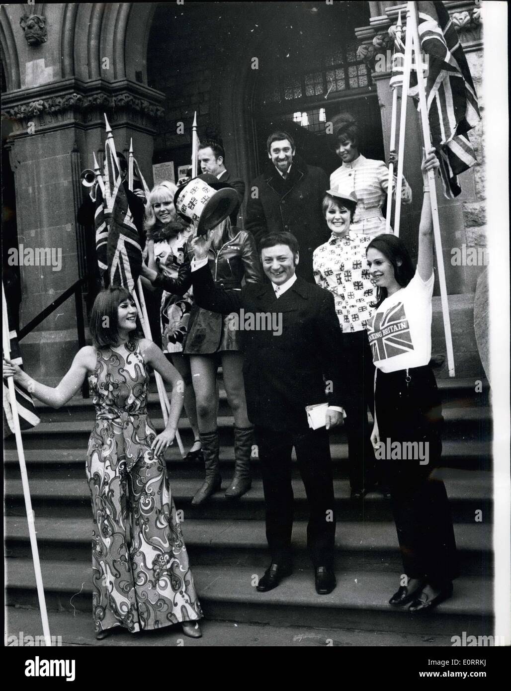 8. Mai 1960 - Acton durch Wahl Kandidaten zahlt seine Anzahlung: '' Anti-gemeinsamer Markt '' Kandidat, Herr Harod Alexandr Fox, Mitinhaber des '' Lady Jane'' Carnaby Street Mode-außen Ealing Rathauses gestern nach der Zahlung seiner Einlage für die Acton durch Wahl. Er brachte mit zwei Jazztrompeter und sechs Carnaby Street Model Mädchen tragen Union Jacks, aber nach ein paar Schläge auf die Trompeten, Rathaus Beamten warnte sie, daß sie einen Bruch des Friedens durch die Polizei Forocausing bewegt. Stockfoto