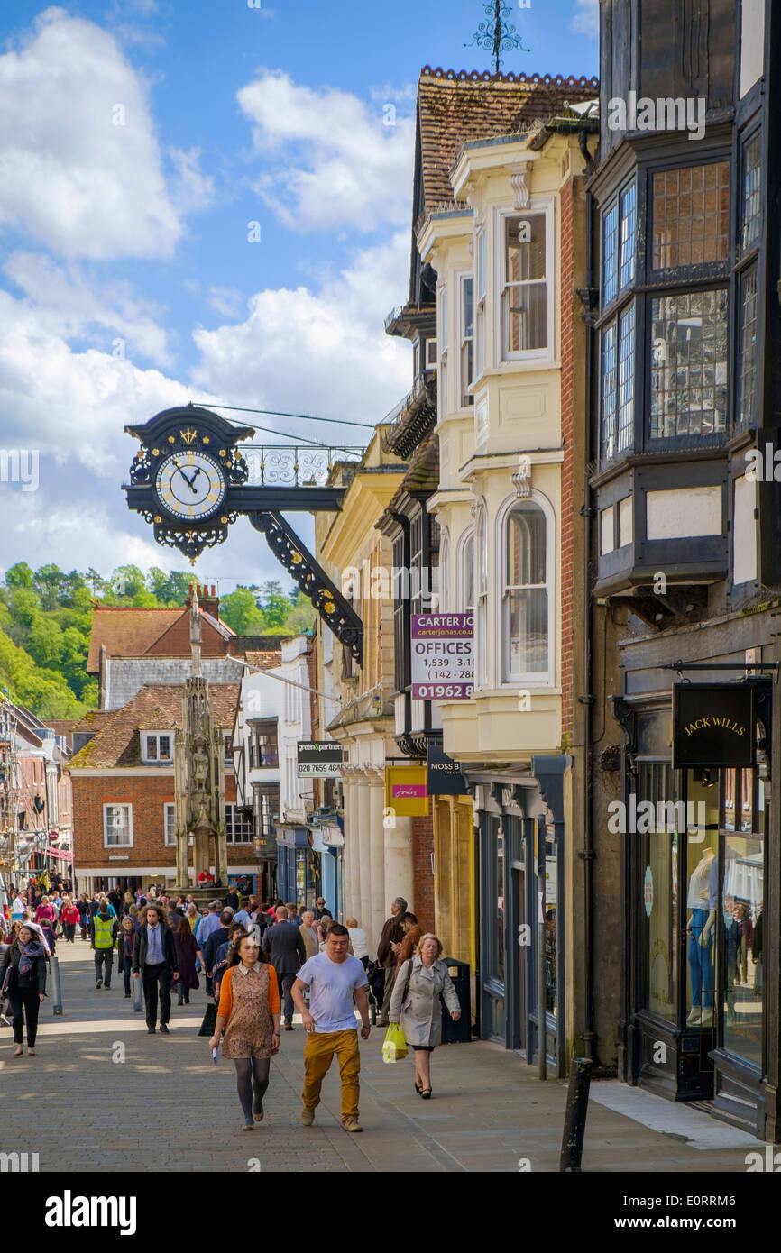 Winchester, Hampshire, England, UK - der High Street mit Stadt-Uhr Stockfoto