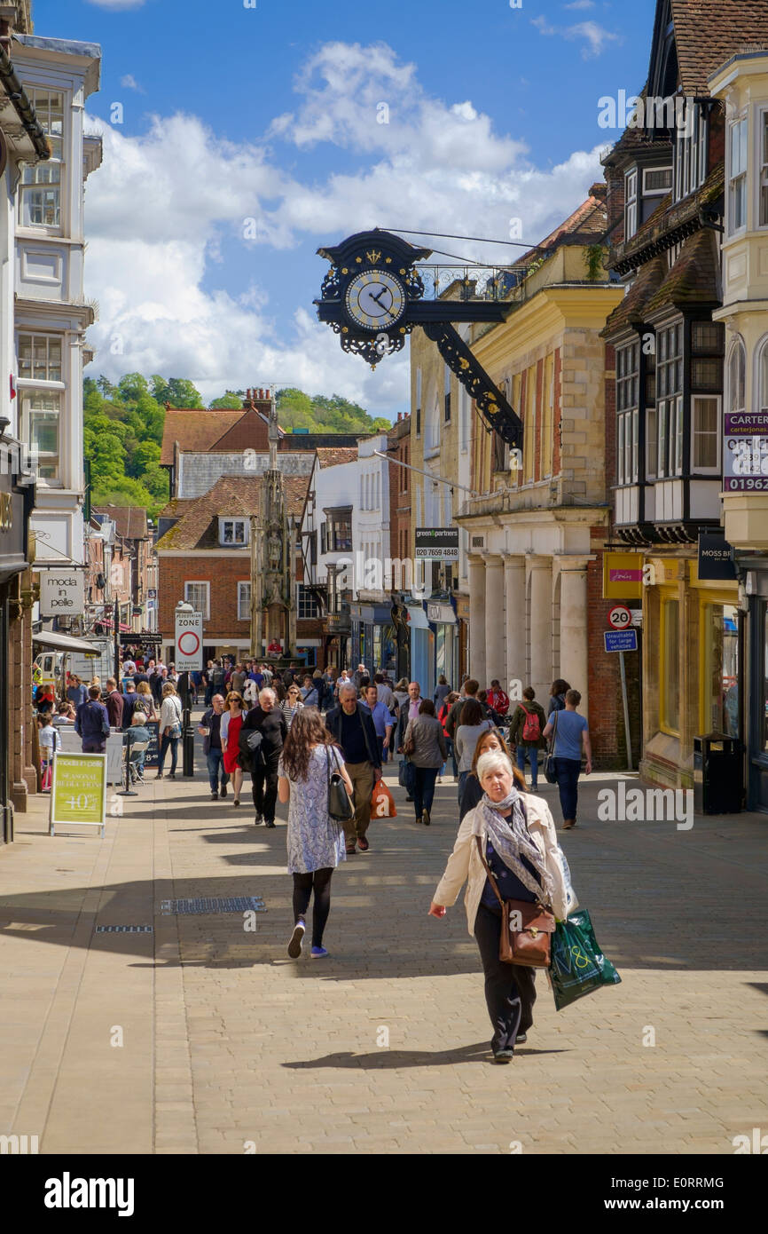 Winchester, Hampshire, England, UK - The High Street mit Stadt-Uhr und Läden Stockfoto