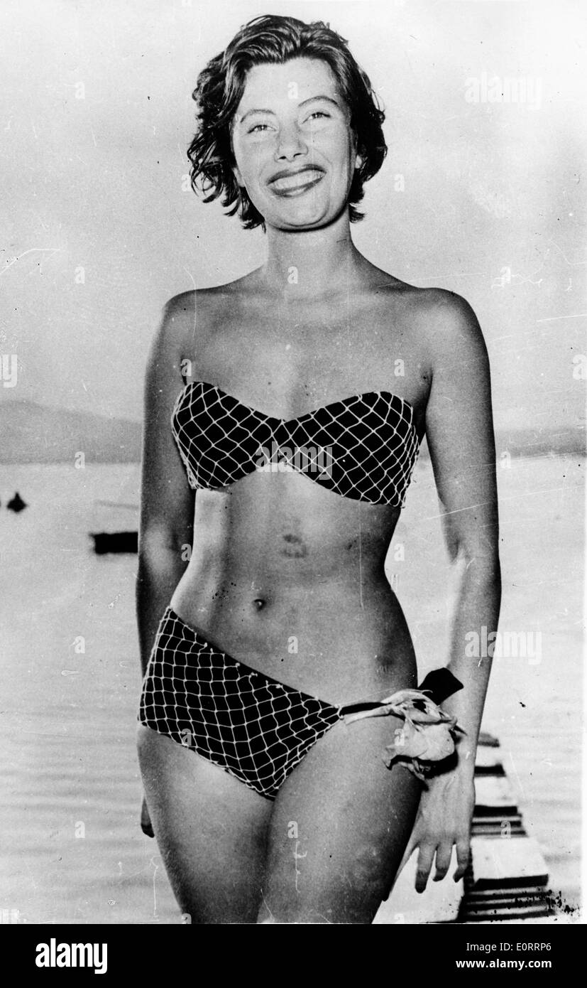 Nina Dyer am See in einem bikini Stockfoto