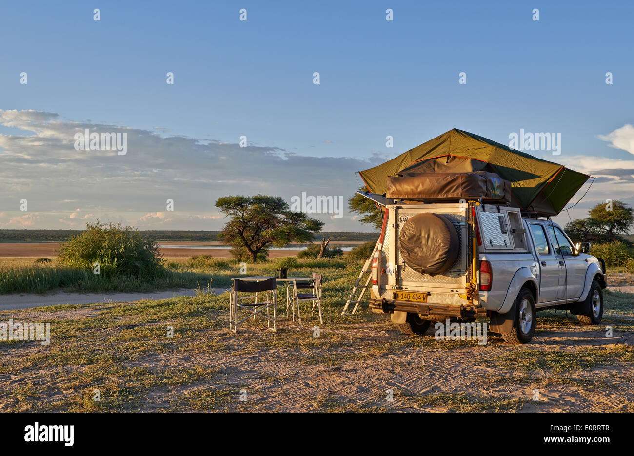 4 x 4 Geländewagen mit Dachzelt in Landschaft der Kgalagadi Transfrontier Park, Mabuasehube Abschnitt, Kalahari, Südafrika, Botswana, Afri Stockfoto