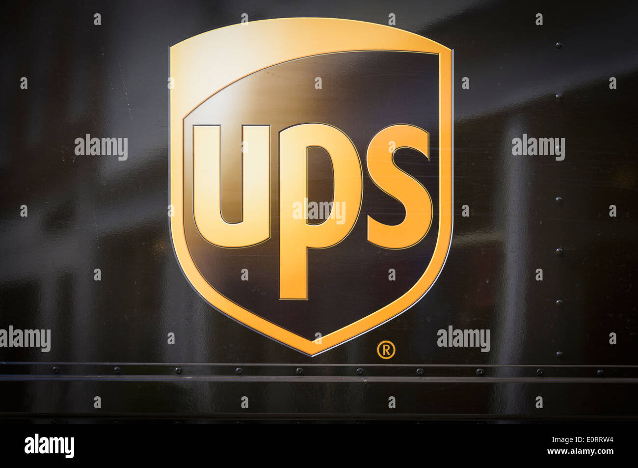 UPS-Logo an der Seite eines Lieferwagens Stockfoto