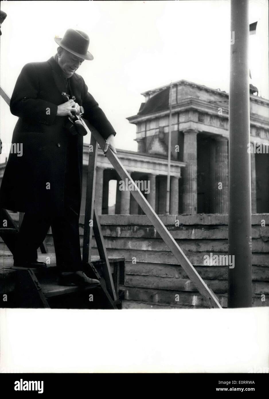 8. Mai 1960 - für drei Tage in Berlin-West: für drei Tage in West-Berlin der US-Botschafter im NATO - Hauptquartier Thomas K. Finletter von seinem Freund eingeladen ist general Clay. Heute machte Ambassador Wirtschaftskooperation eine Sightseeing-Tour rund um die West - Berliner Grenzen. Am Brandenburger Tor hat er das Tor und die Mauer fotografiert. Stockfoto