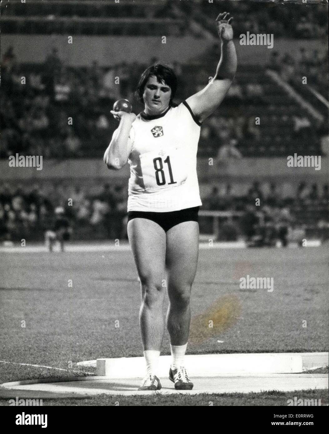 8. Mai 1960 - Leichtathletik-Europameisterschaften: Foto zeigt Helena Fibingerova, der Czechslov Akia, (Nr. 81), während der Frauen Schuss endgültig in der dritten, während der sportlichen Europameisterschaft in Rom beendete abgebildet. Stockfoto