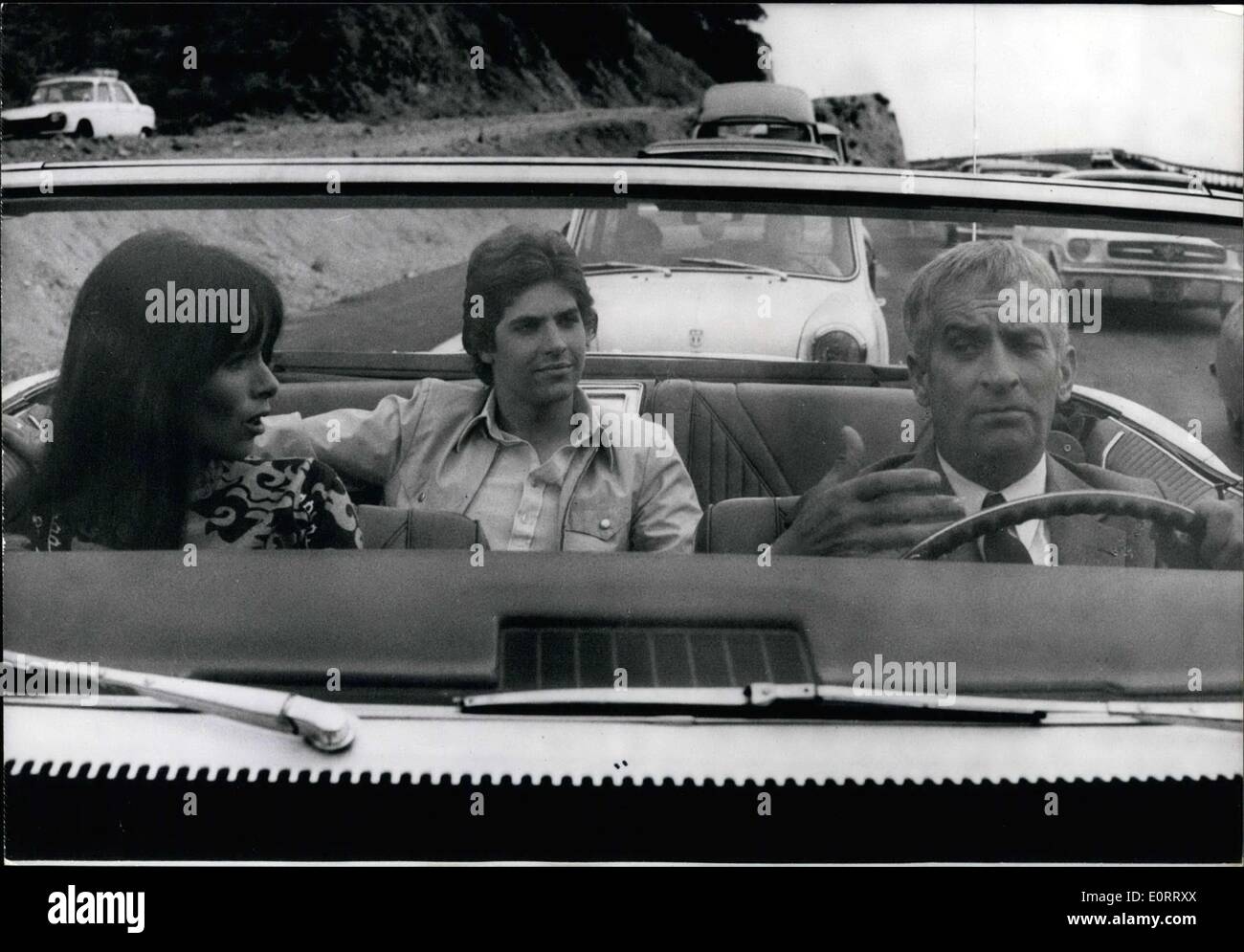 8. Mai 1960 - Louis de Funes anvertraut Geraldine Chaplain ihre erste komische Rolle in dem Film '' thront auf einen Baum,'' wo G. Kaplan, L. de Funes und O. de Funes wurden von der Seite einer Klippe für vier Tage unterbrochen. Louis de Funes ist am Steuer mit seinem Sohn und Geraldine abgebildet, während der Dreharbeiten des Films. Stockfoto