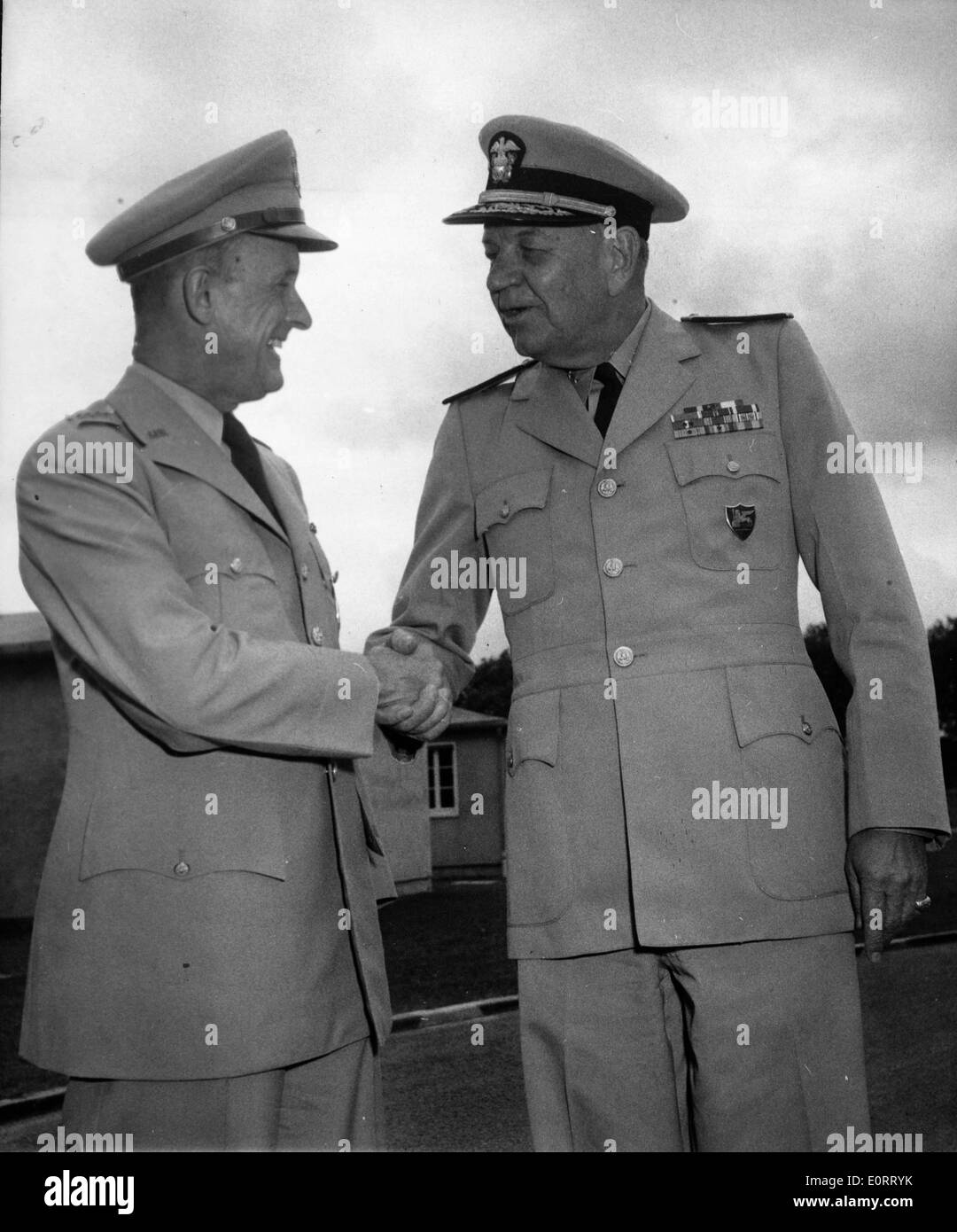 Alfred Gruenther begrüßt Admiral William Fechteler Stockfoto