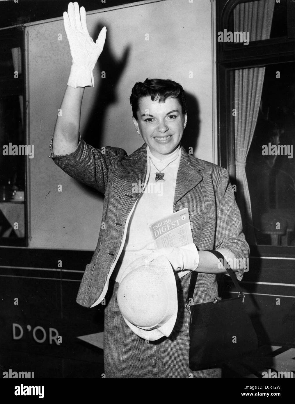 Sängerin und Schauspielerin Judy Garland winken vor ihren Reisen Stockfoto