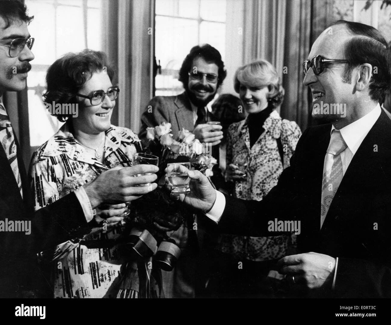Politiker Kurt Furgler Toast mit Freunden Stockfoto