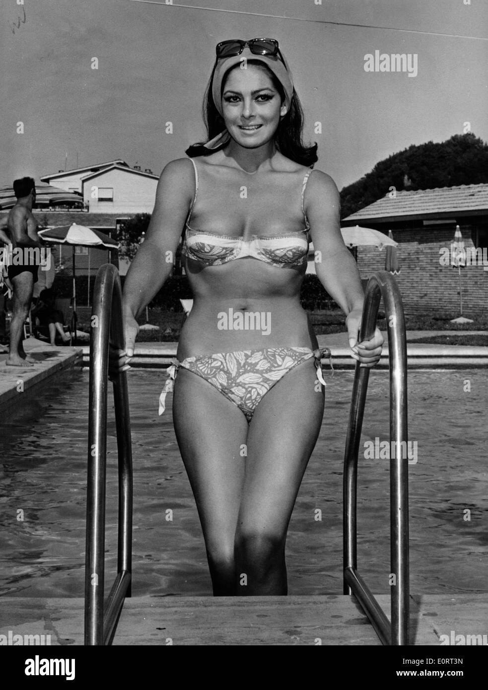 Luciana Vicnenzi klettern aus dem Pool im bikini Stockfotografie - Alamy