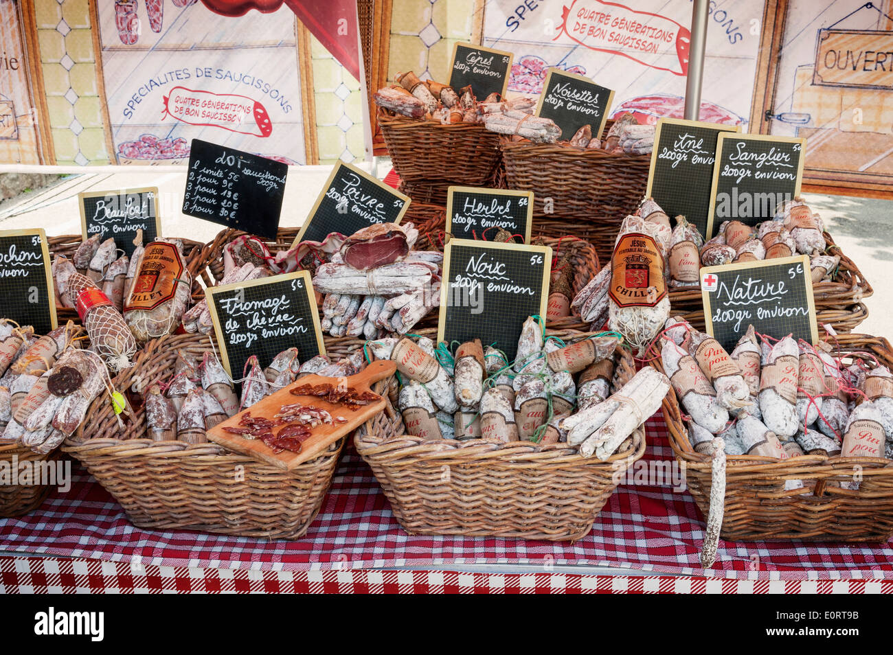 Salami Wurst Fleisch zeigen auf einem Marktstand, Bretagne, Frankreich Stockfoto