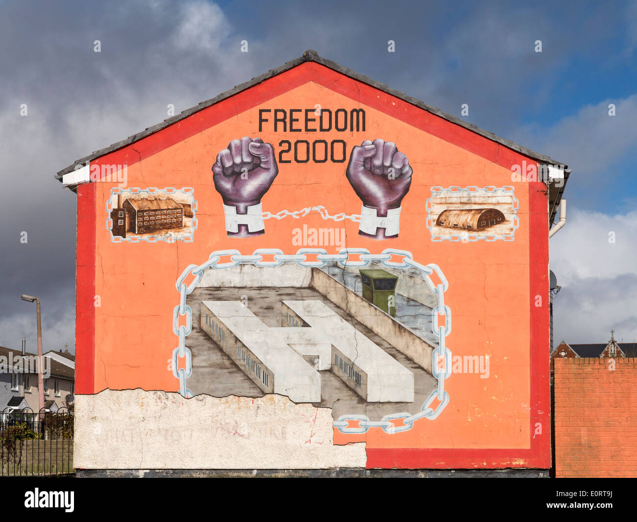 Wandmalerei Wandmalerei Wandmalereien des berüchtigten H Block Prison auf der Seite des Hauses in Belfast, Nordirland Stockfoto