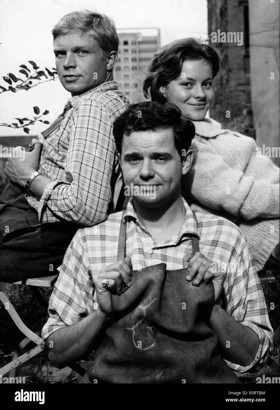 Schauspieler Hardy Krüger mit Darsteller in Kostümen Stockfoto