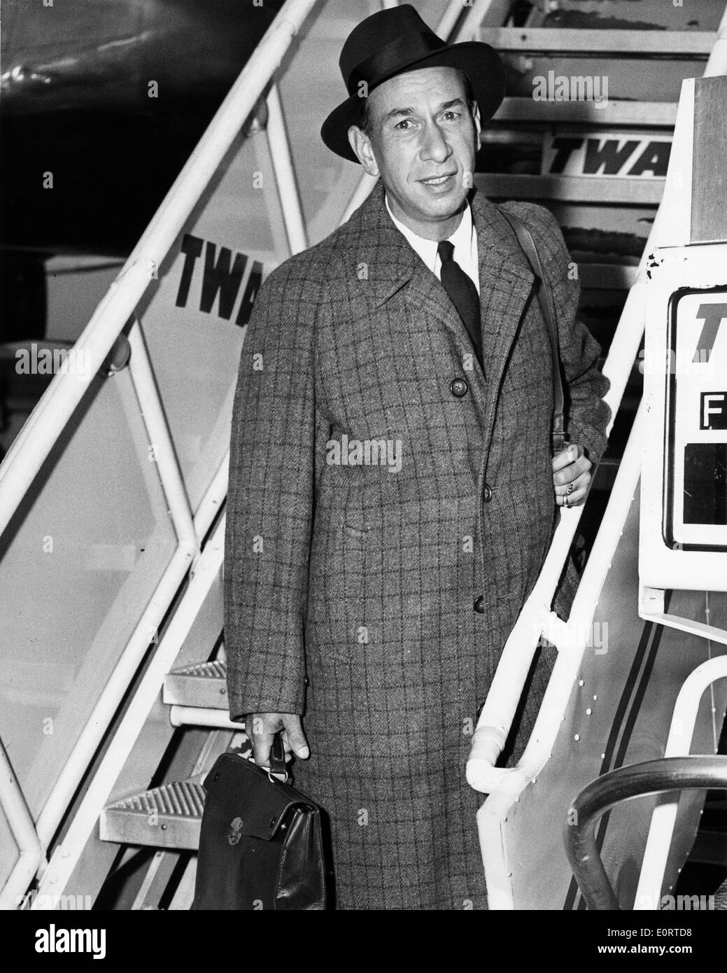 Schauspieler Jose Ferrer besteigt ein Flugzeug Stockfoto