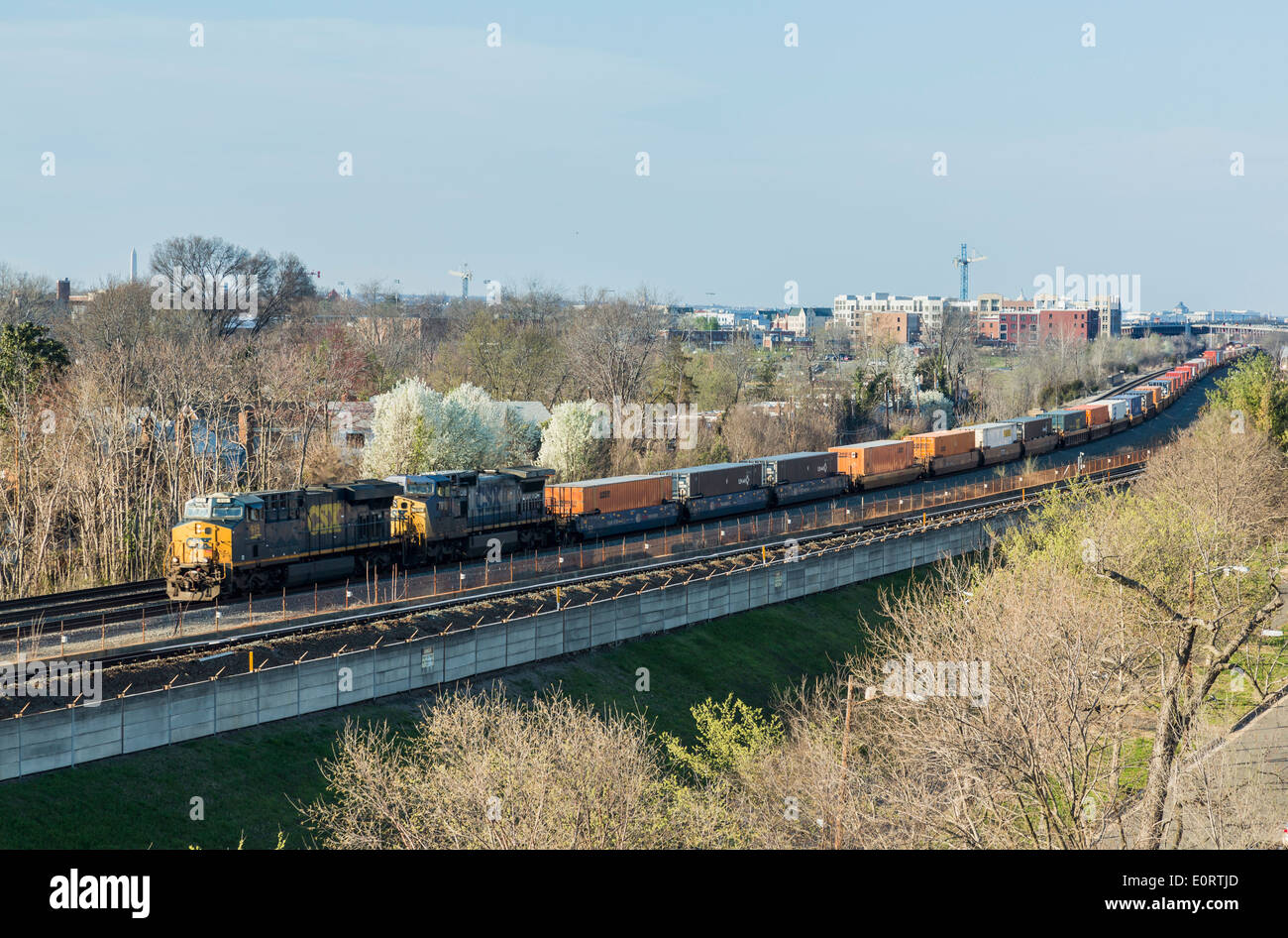 Langen Güterzug zieht entlang der Strecke von Washington DC nach Alexandria in Virginia, USA Stockfoto