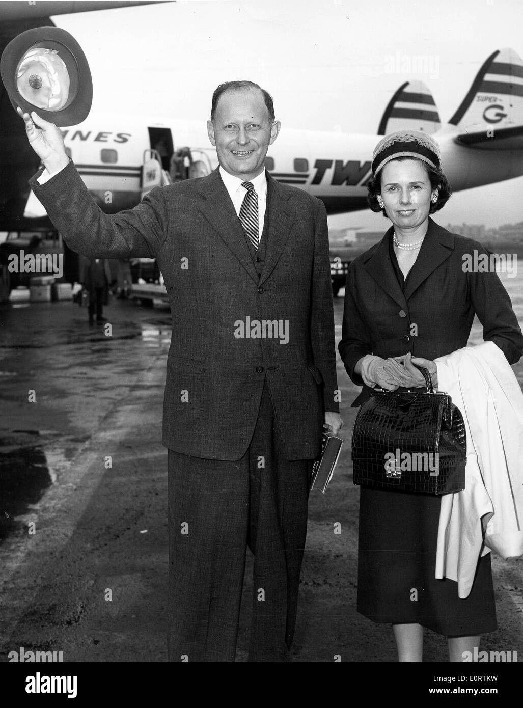 Politiker C. Douglas Dillon am Flughafen mit seiner Frau Stockfoto