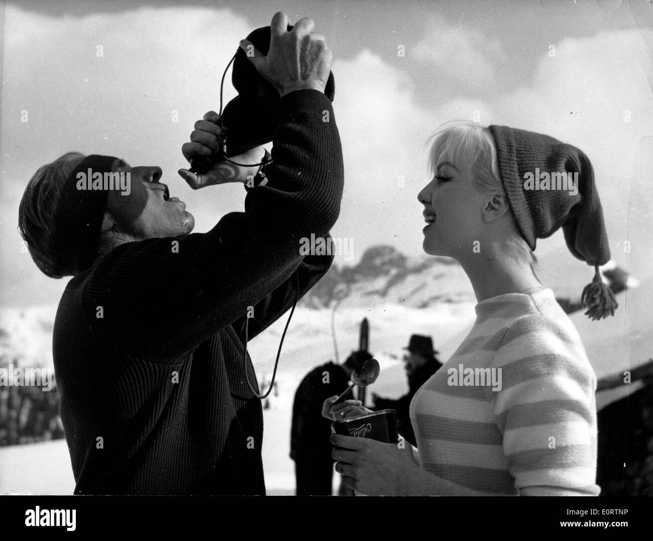 Schauspielerin Mylene Demongeot auf einem Ski-Ausflug Stockfoto