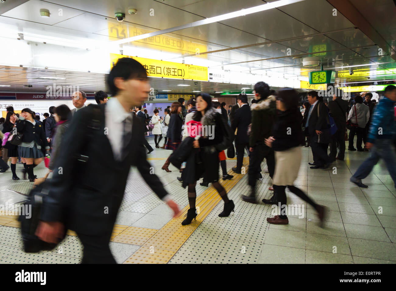 Belebten Bahnhof Shinjuku, Tokyo, Japan Stockfoto