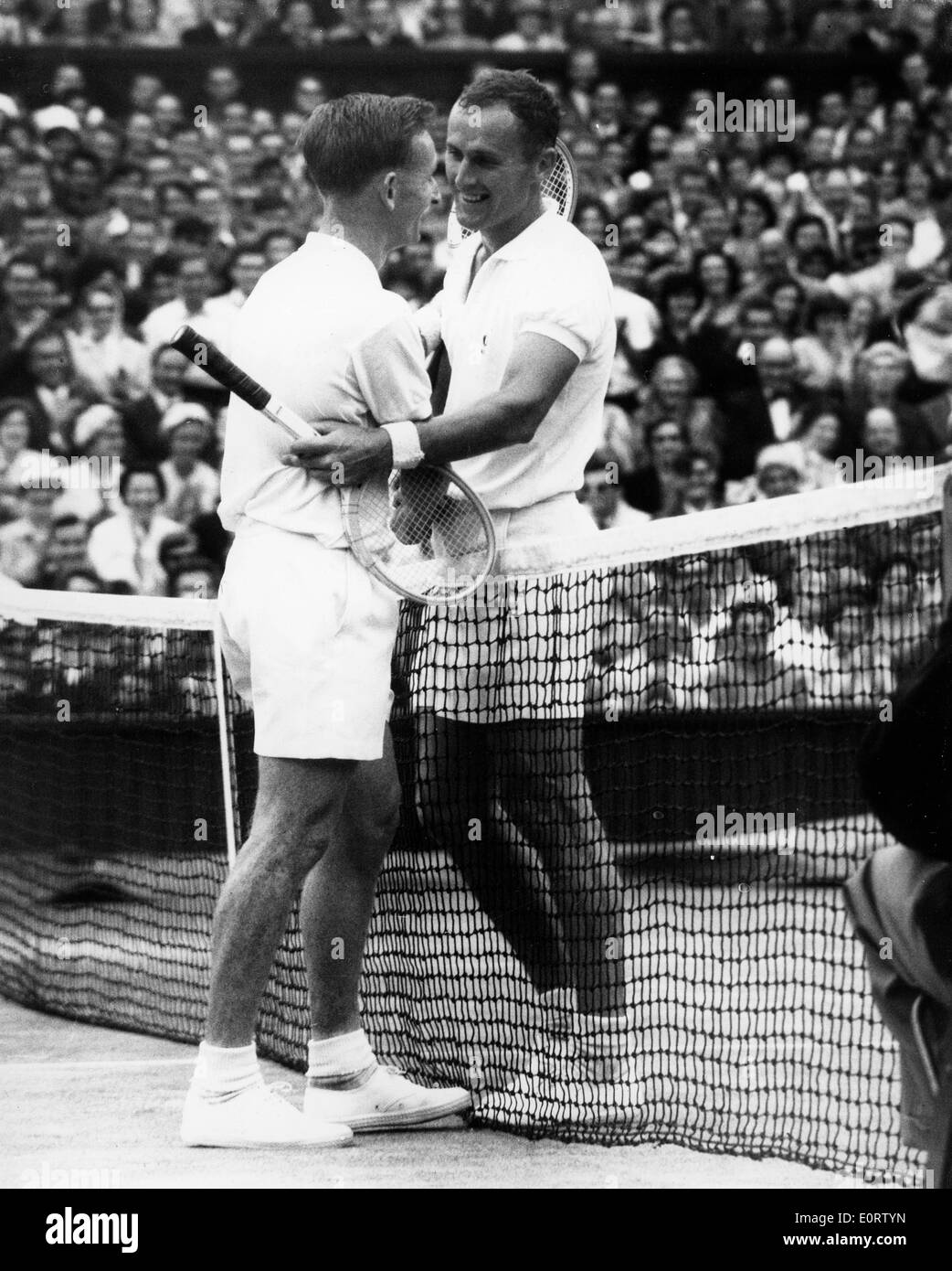 Tennis pro Neale Fraser Gegner beim Spiel grüßt Stockfoto