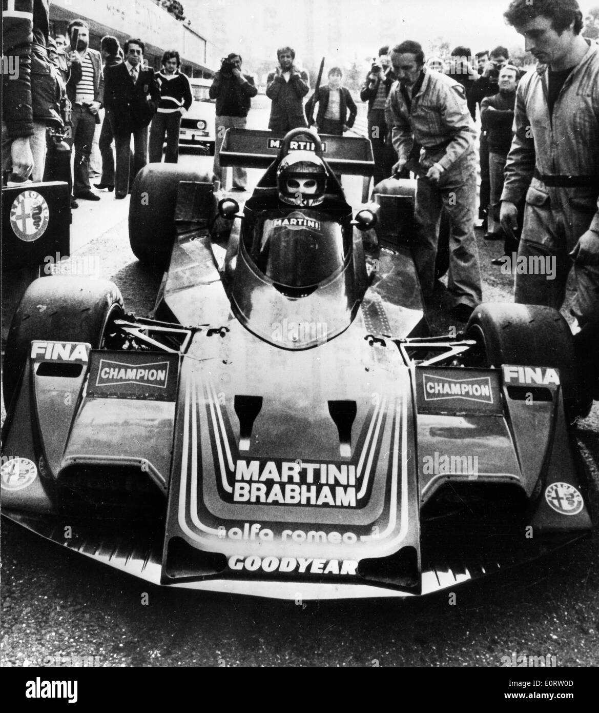 Rennfahrer Niki Lauda in seinem Auto vor einem Rennen Stockfoto