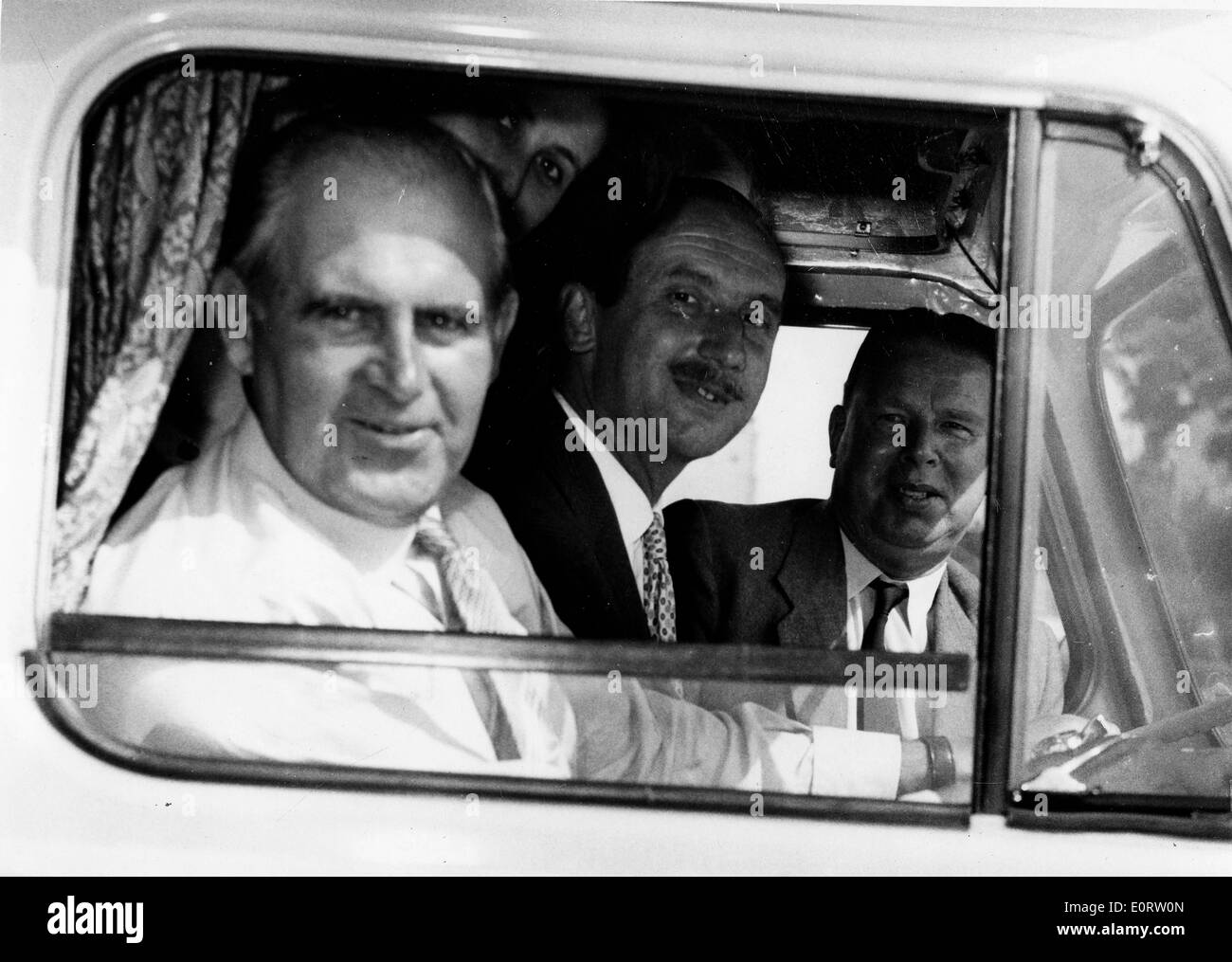 Politiker Norman Dodds im Auto mit Freunden Stockfoto