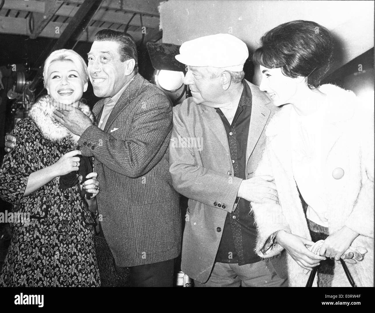 Schauspieler Fernandel mit Freunden am Set eines Films Stockfoto