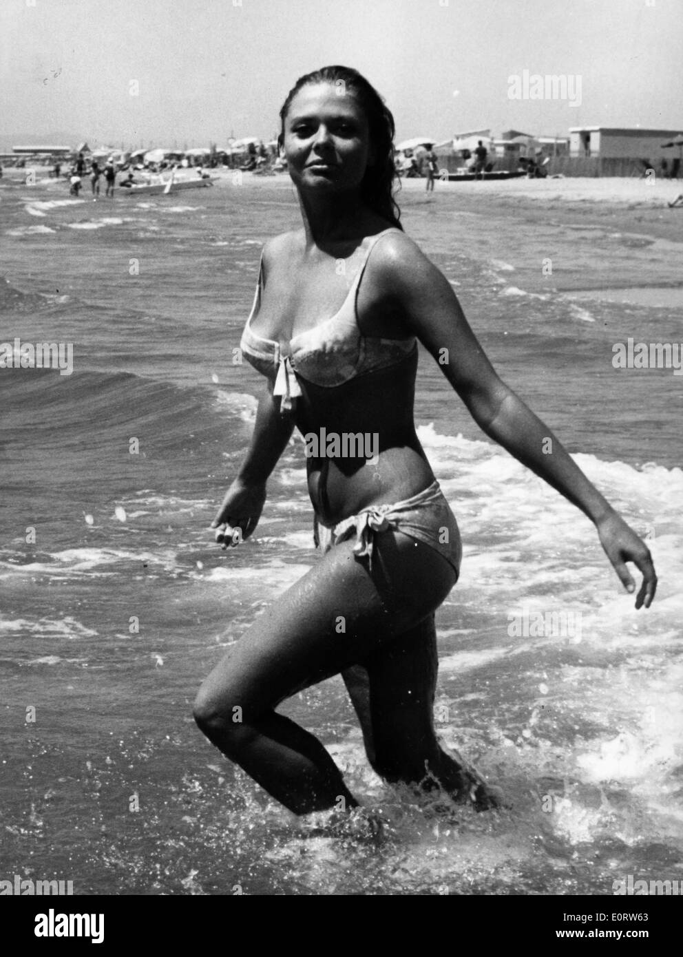 Schauspielerin Julie Fair entspannt im Ozean Stockfoto