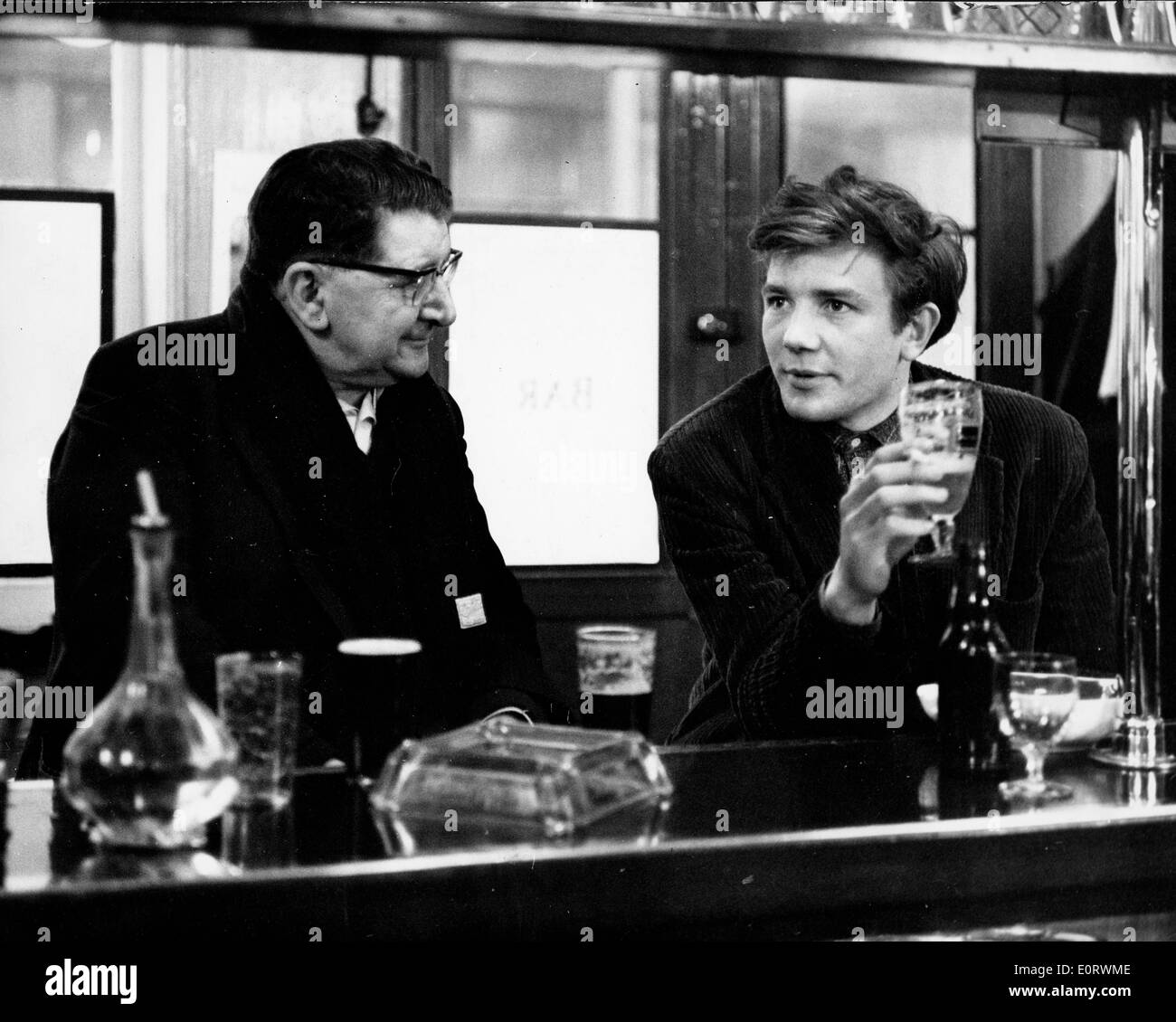 Schauspieler Albert Finney in der Bar im Filmszene Stockfoto