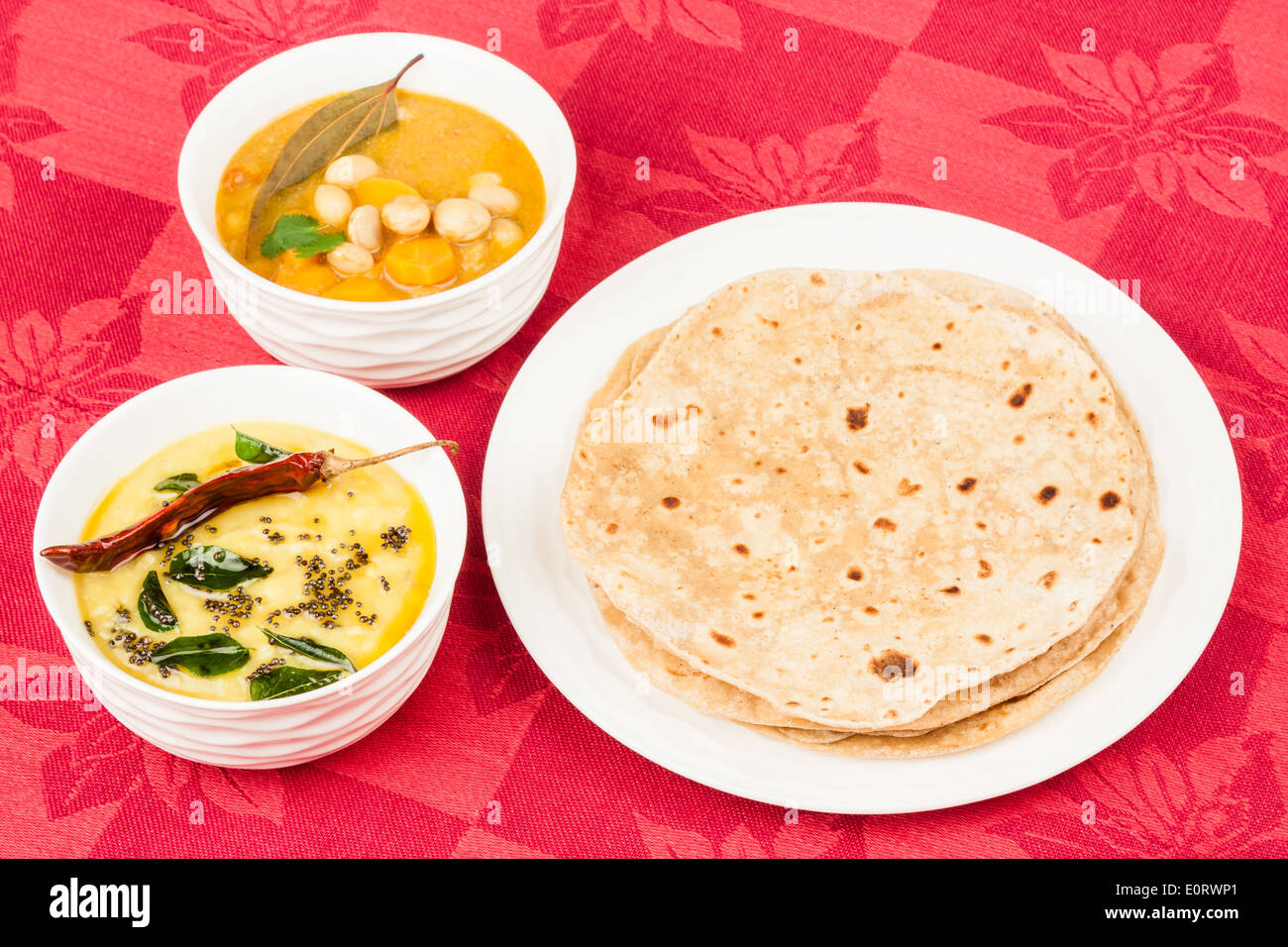 Mit Dal und indische Gemüse Curry serviert hausgemachte Chapati ...