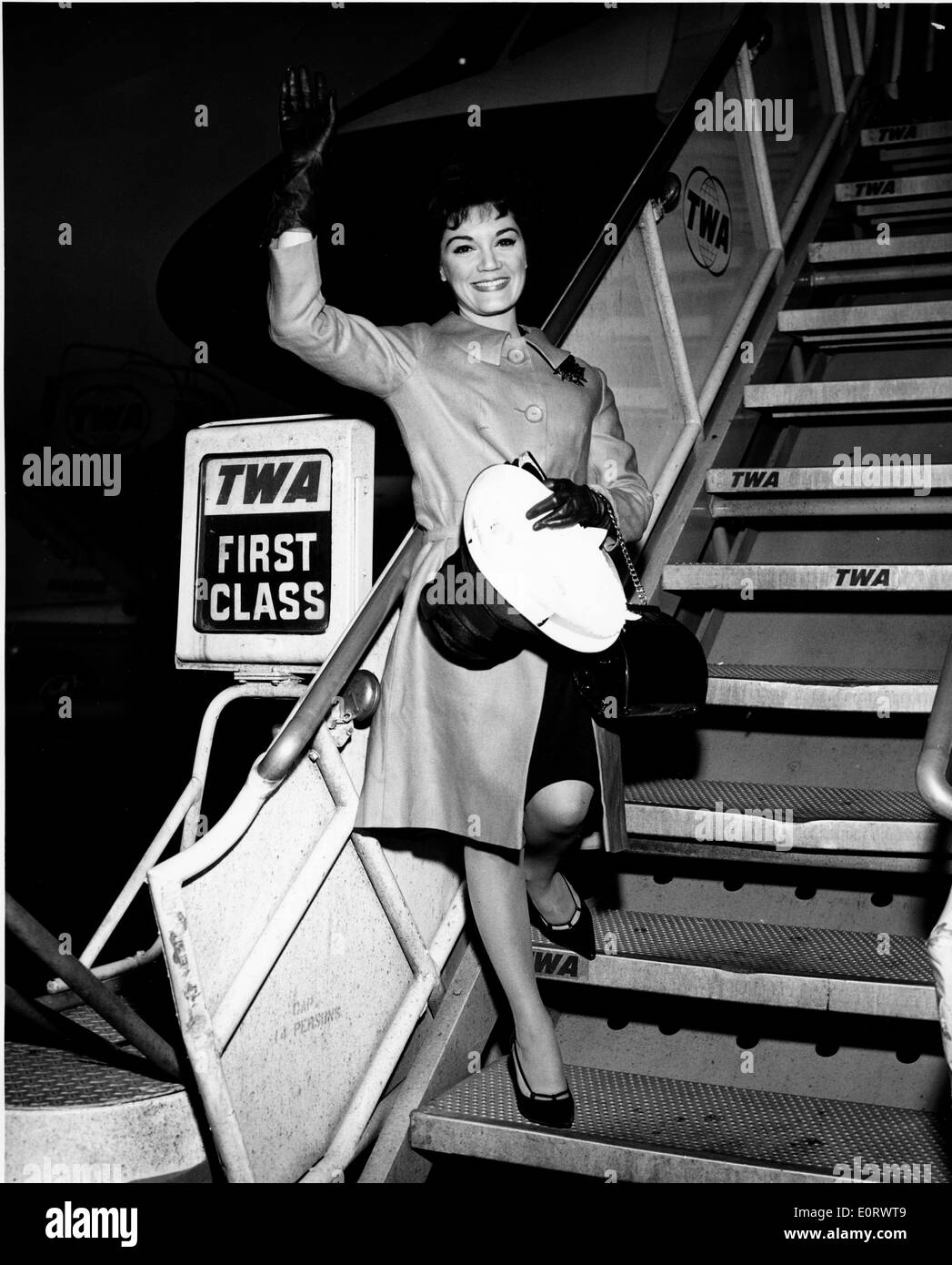 Sängerin Connie Francis über eine TWA-Flug Ankunft Stockfoto