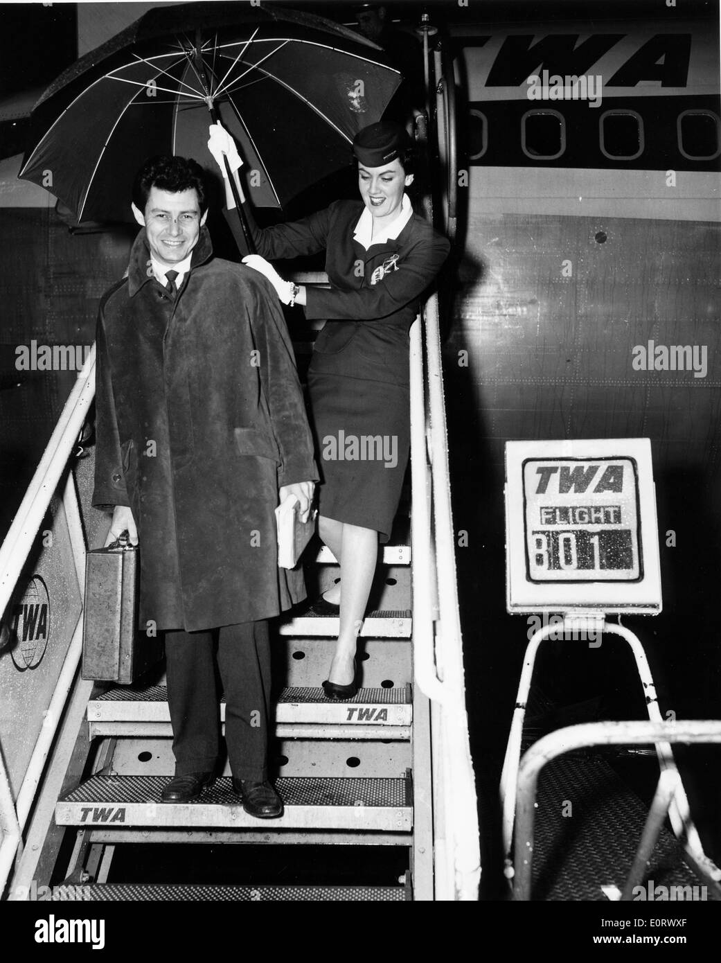 Sänger Eddie Fisher ist aus einem Flugzeug eskortiert. Stockfoto