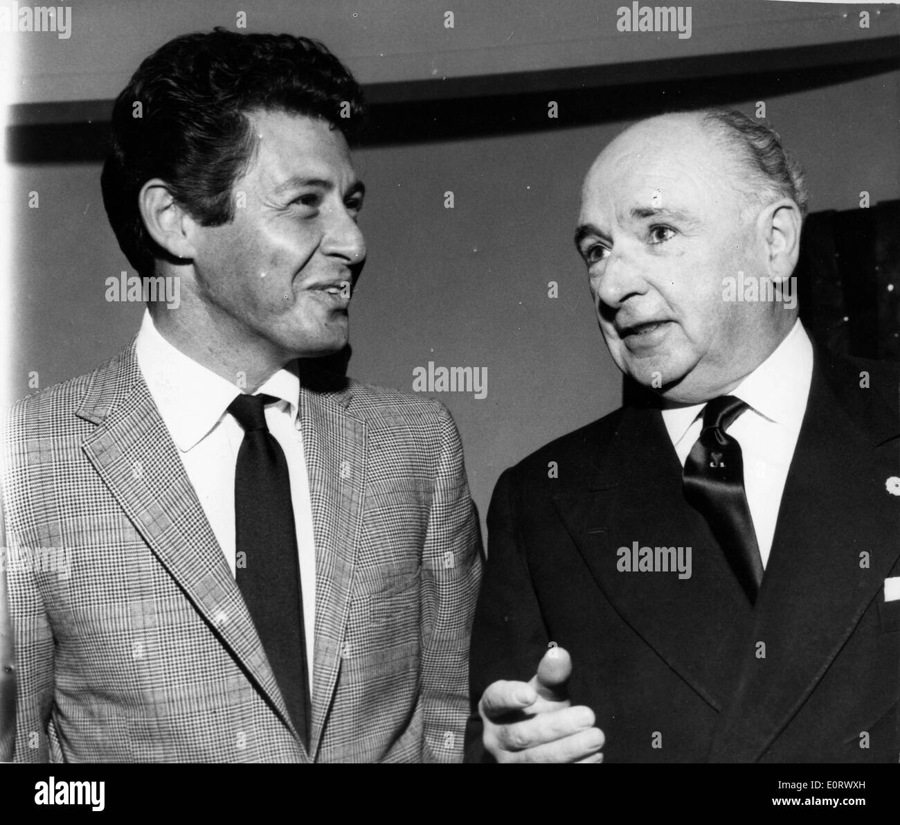Sänger Eddie Fisher spricht mit einem Freund Stockfoto