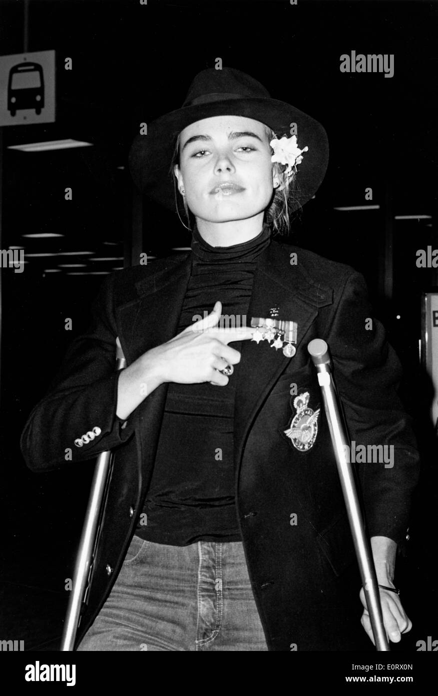 Margaux Hemingway auf Krücken Stockfoto