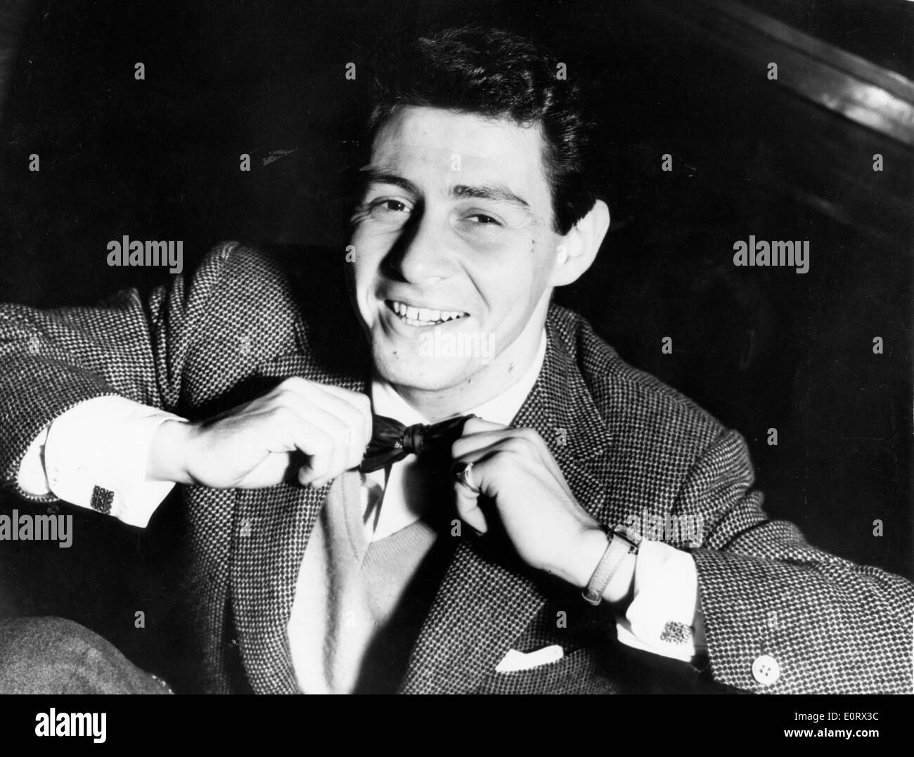 Sänger Eddie Fisher richtet seine Fliege Stockfoto