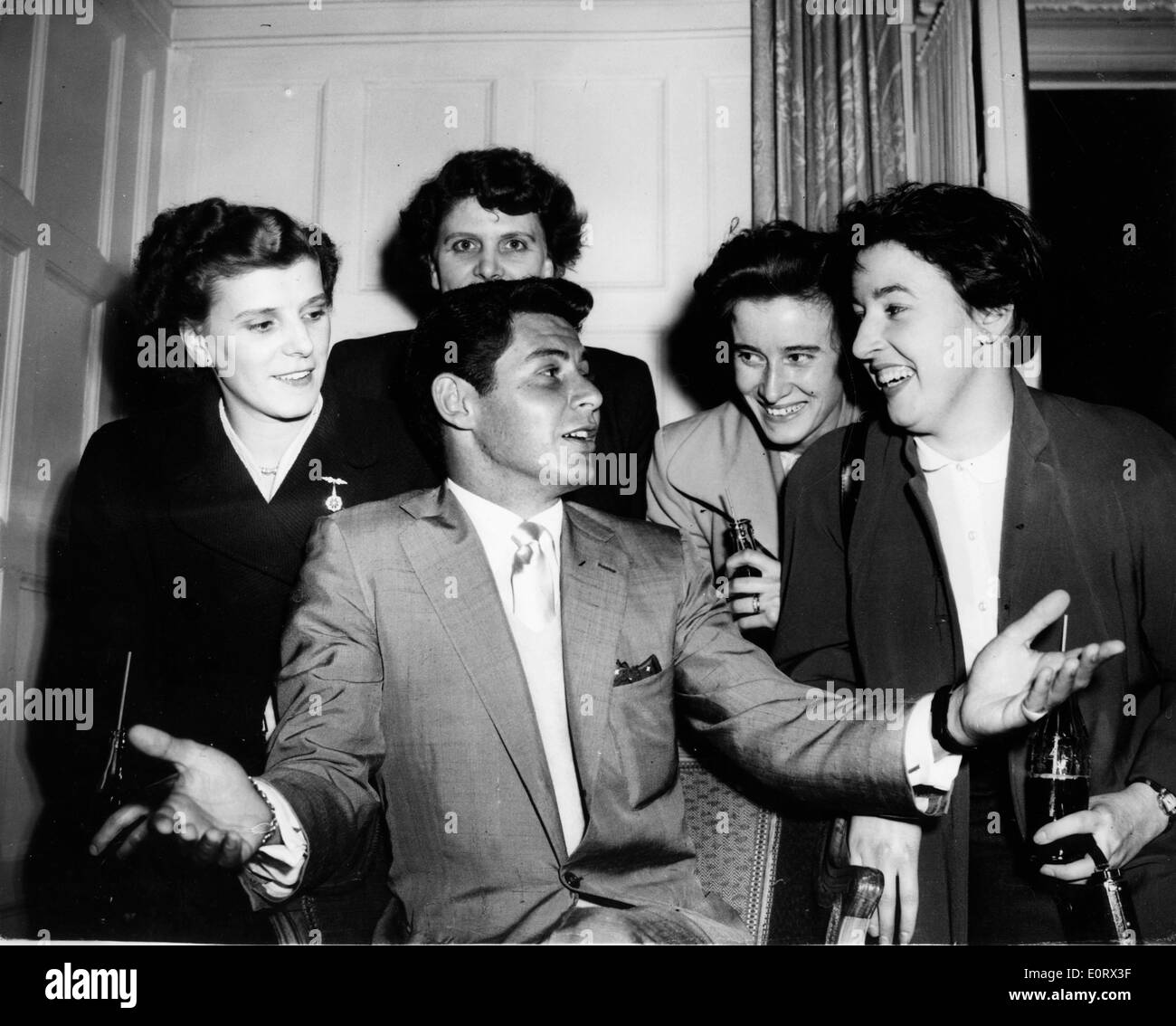 Sänger Eddie Fisher plaudert mit einer Gruppe von Frauen Stockfoto