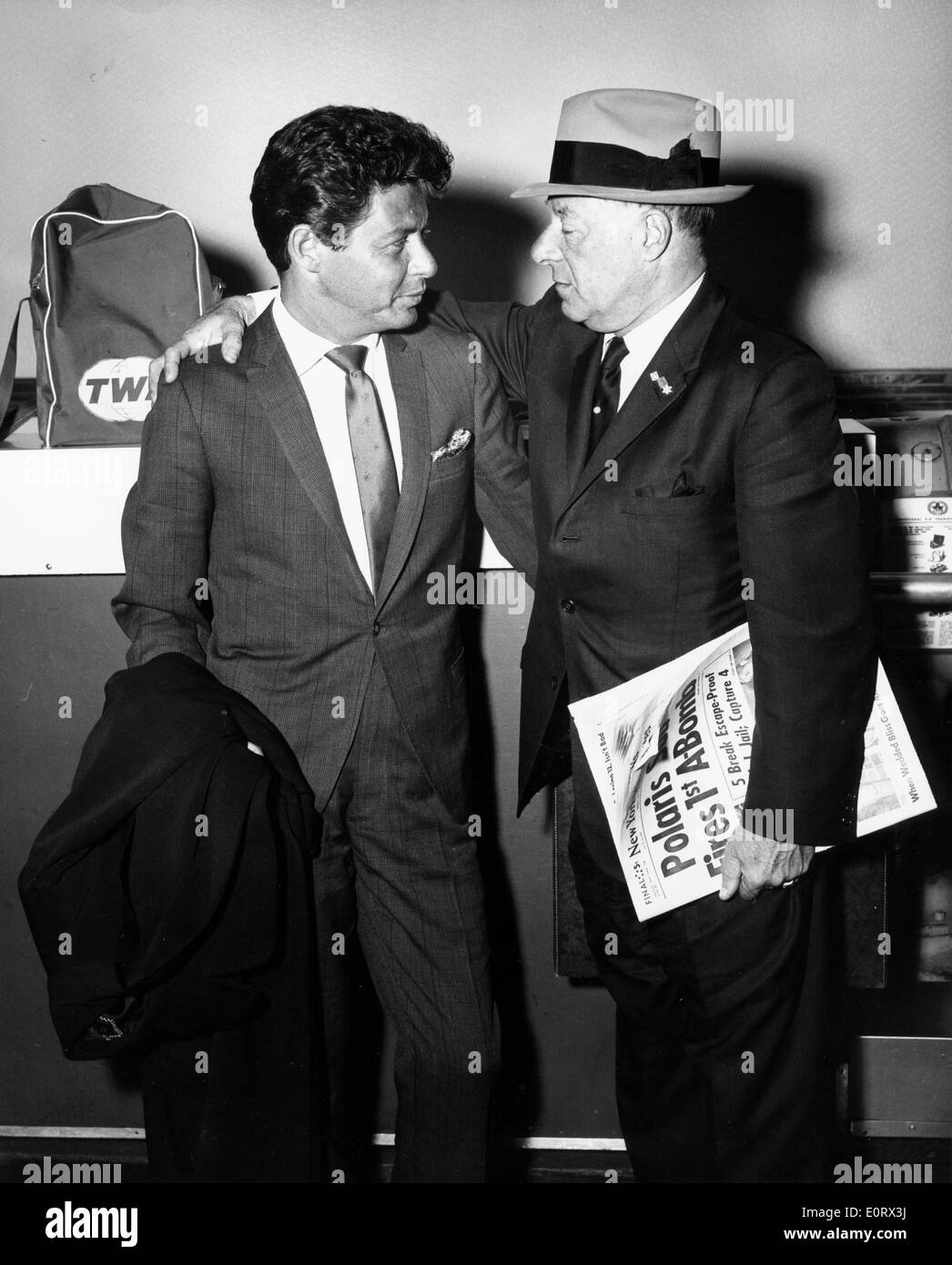 Sänger Eddie Fisher mit einem Freund am Flughafen Stockfoto