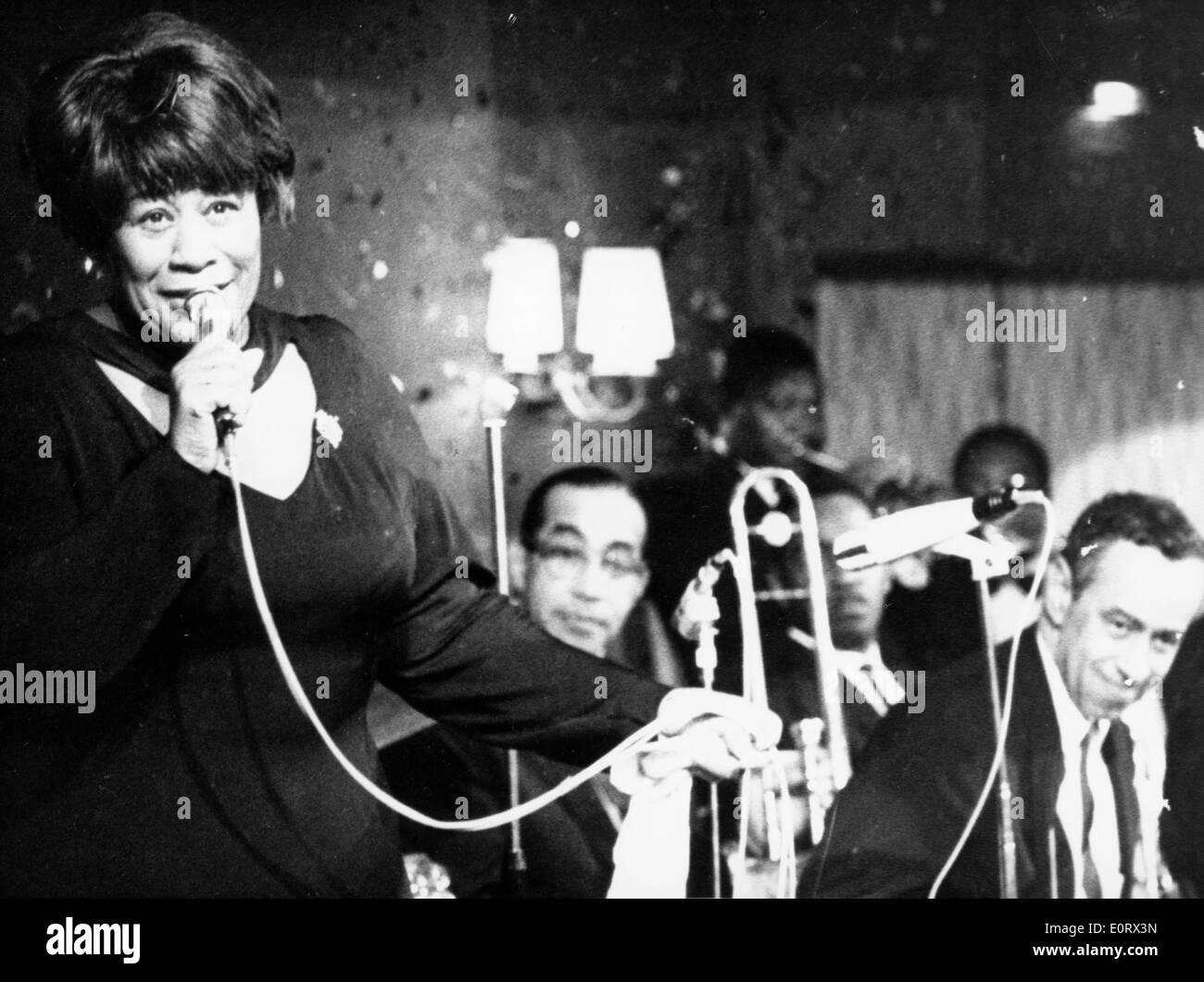 Sängerin Ella Fitzgerald führt bei einem Konzert Stockfoto