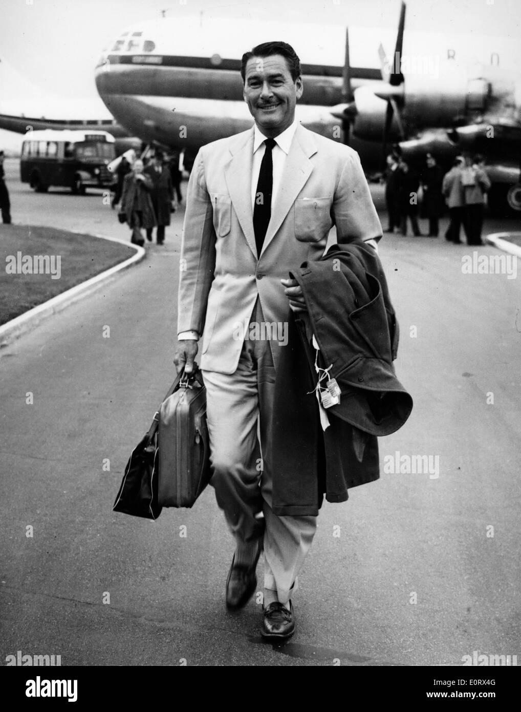 Schauspieler Errol Flynn kommt am Flughafen Stockfoto