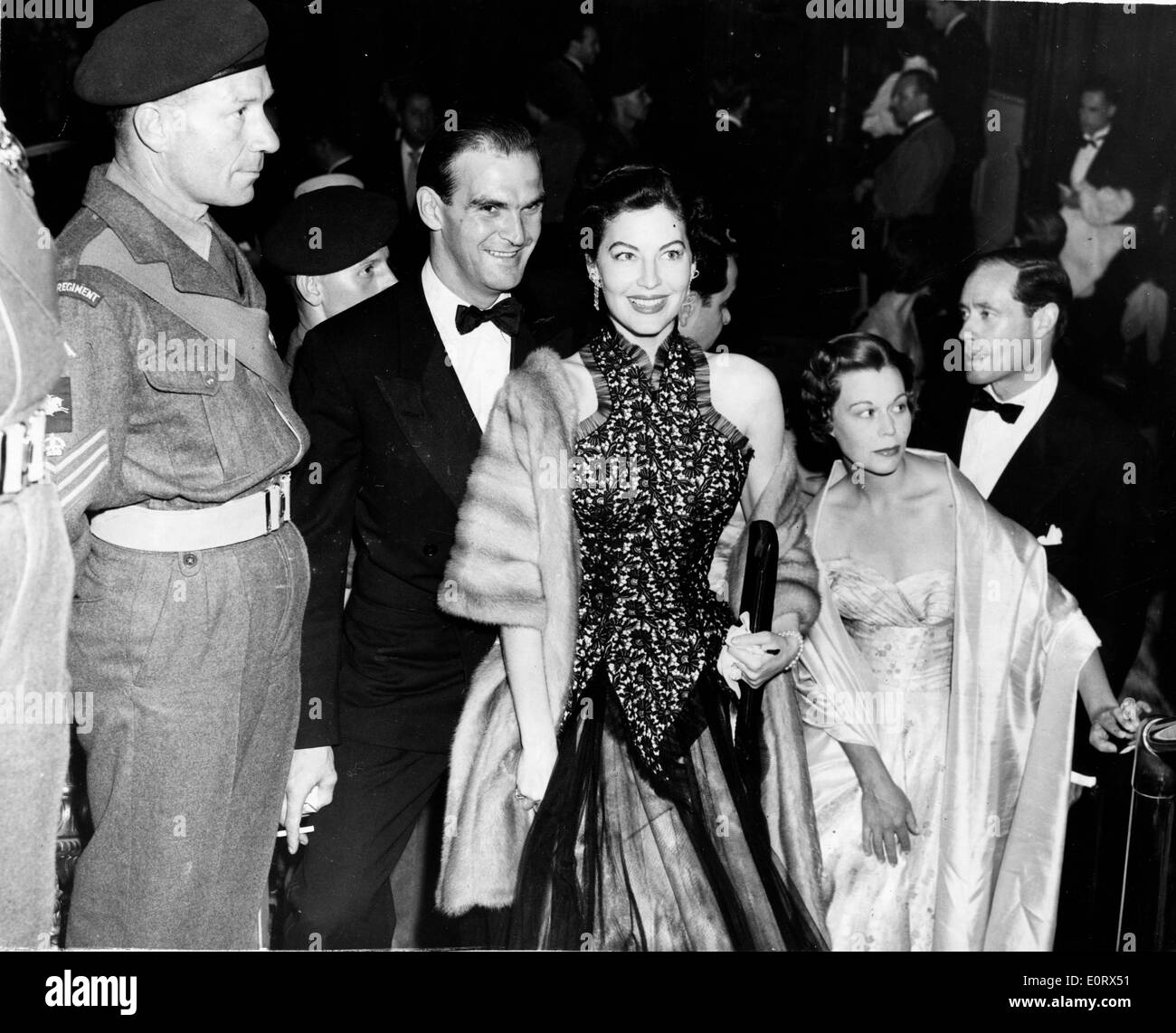 Schauspielerin Ava Gardner besucht eine Premiere mit escort Stockfoto