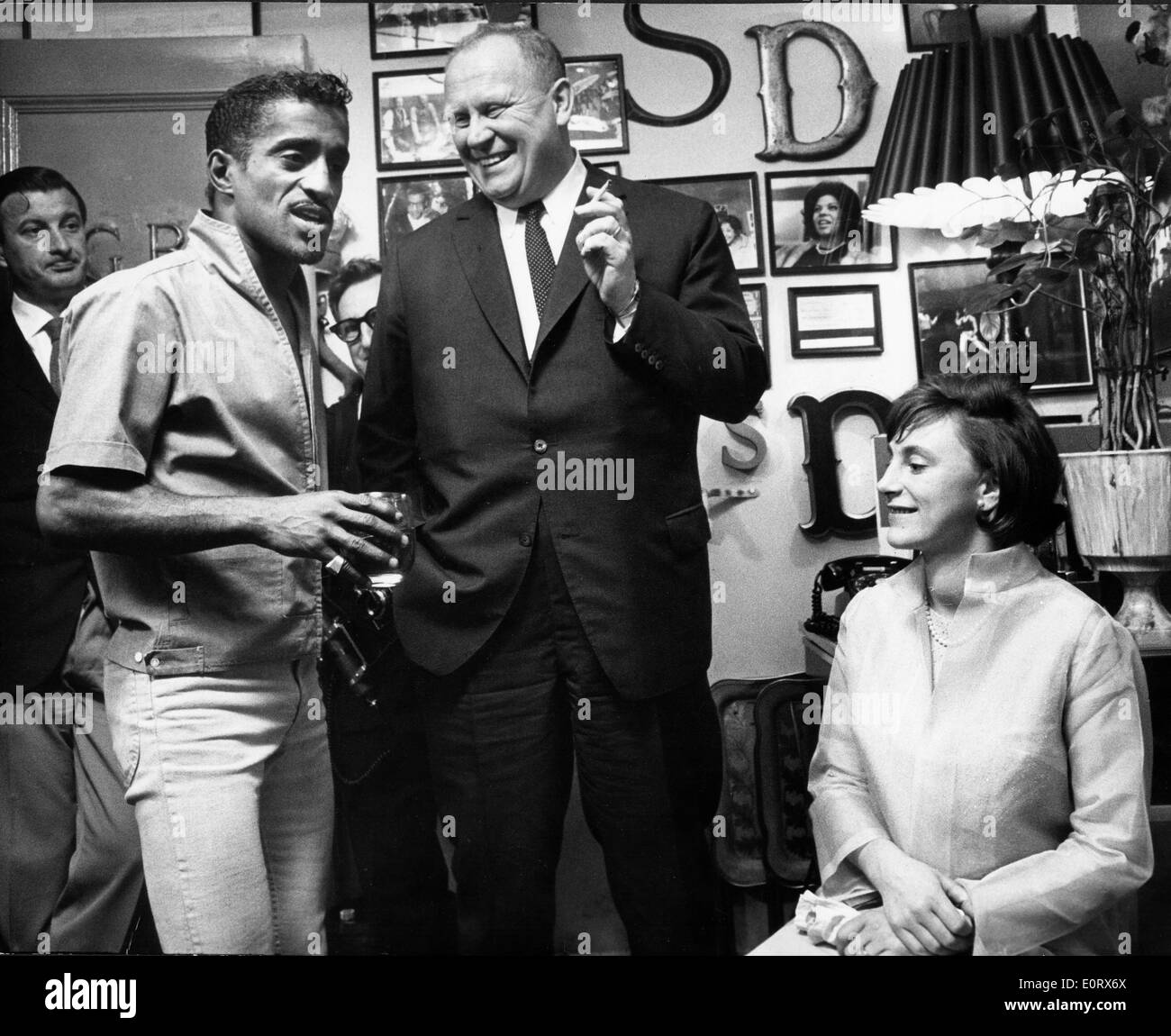 Schauspieler Gert Frobe mit Sammy Davis Junior. Stockfoto