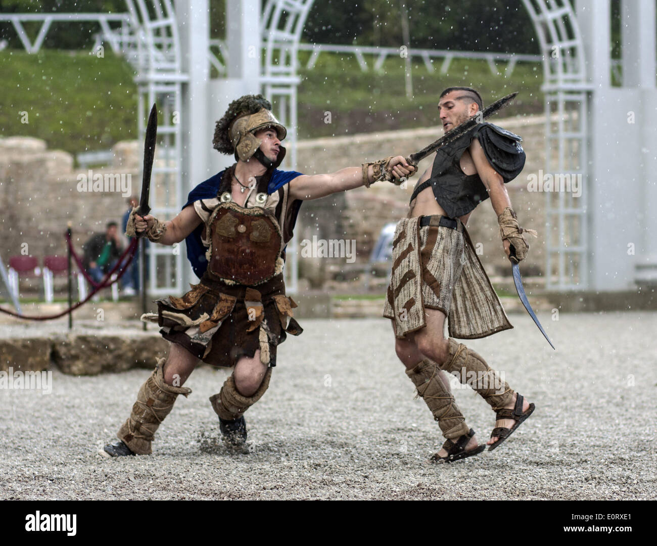Swischtow, Bulgarien. 17. Mai 2014. 8. Festival der antiken Erbe "Adler auf der Donau" vom 16. bis 18. Mai 2014, in der Nähe der bulgarischen Stadt Swischtow fand, befinden sich die Überreste der römischen Legion Lager Novae. Mehr als 200 Reenactors aus Gruppo Storico Romano Italien, Gruppen aus Polen, Rumänien und Bulgarien, neu Schlachten zwischen römische Legionäre und barbarischen Stämme, Gladiatorenkämpfe, Tänze, Rituale und Szenen des täglichen Lebens in der Antike. Hristo Vladev/NurPhoto/ZUMAPRESS.com/Alamy © Live-Nachrichten Stockfoto