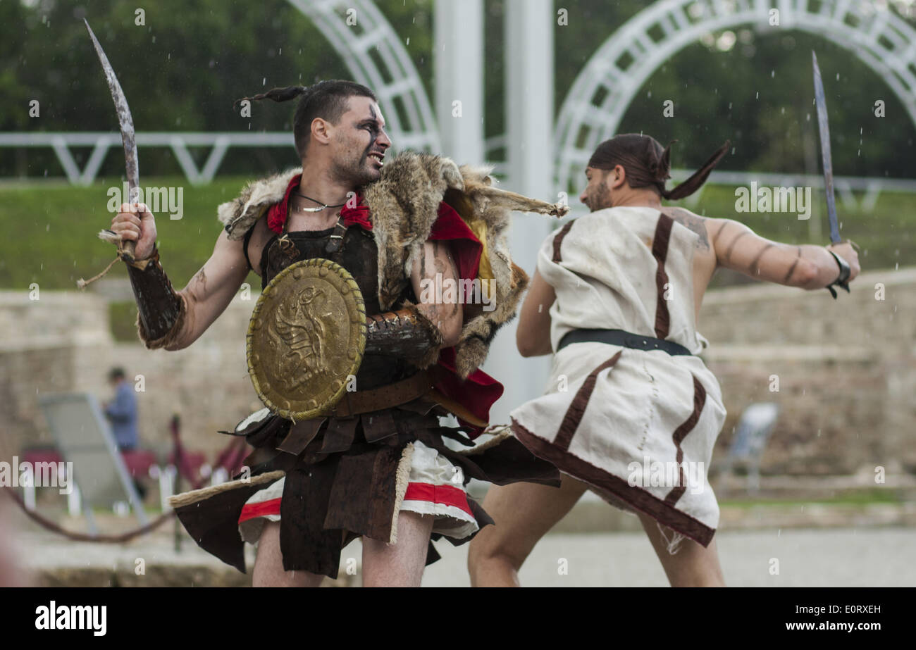 Swischtow, Bulgarien. 17. Mai 2014. 8. Festival der antiken Erbe "Adler auf der Donau" vom 16. bis 18. Mai 2014, in der Nähe der bulgarischen Stadt Swischtow fand, befinden sich die Überreste der römischen Legion Lager Novae. Mehr als 200 Reenactors aus Gruppo Storico Romano Italien, Gruppen aus Polen, Rumänien und Bulgarien, neu Schlachten zwischen römische Legionäre und barbarischen Stämme, Gladiatorenkämpfe, Tänze, Rituale und Szenen des täglichen Lebens in der Antike. Hristo Vladev/NurPhoto/ZUMAPRESS.com/Alamy © Live-Nachrichten Stockfoto