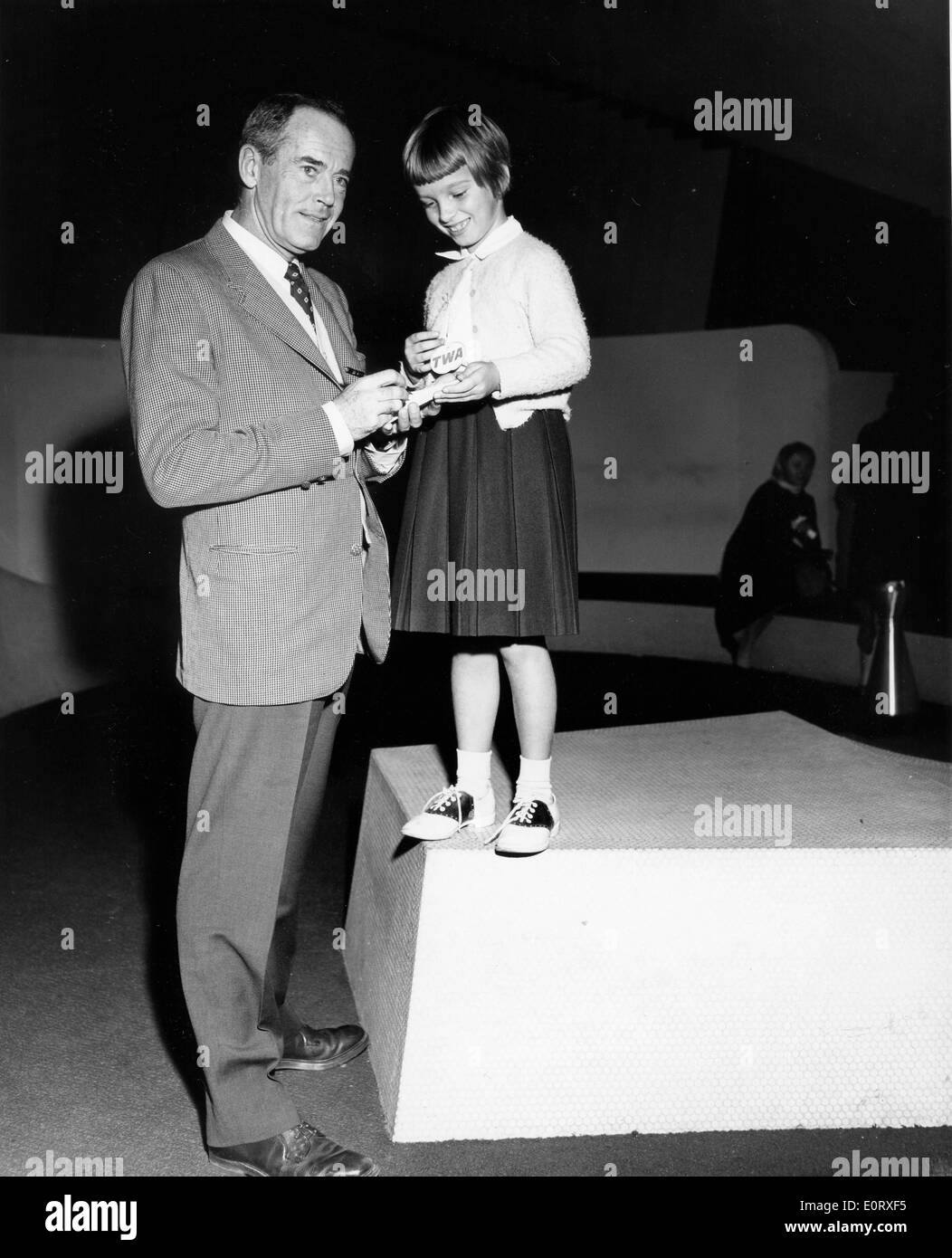 Schauspieler Henry Fonda signiert Autogramm für kleine Mädchen Stockfoto