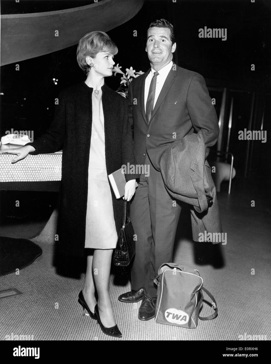 Schauspieler James Garner am Flughafen mit einer Frau Stockfoto
