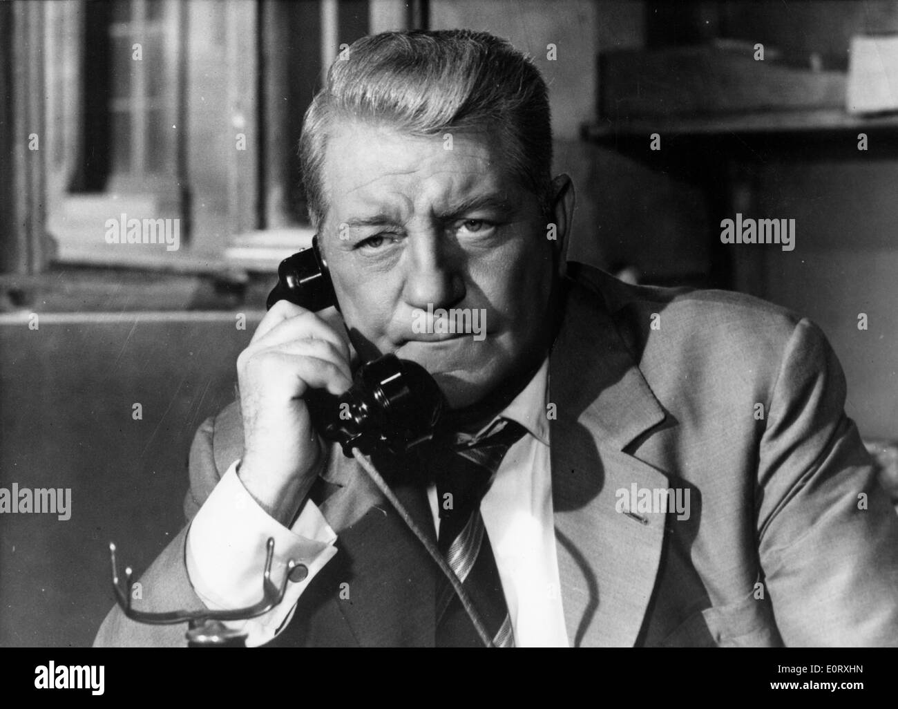 Schauspieler Jean Gabin Gespräche am Telefon in der Filmszene Stockfoto