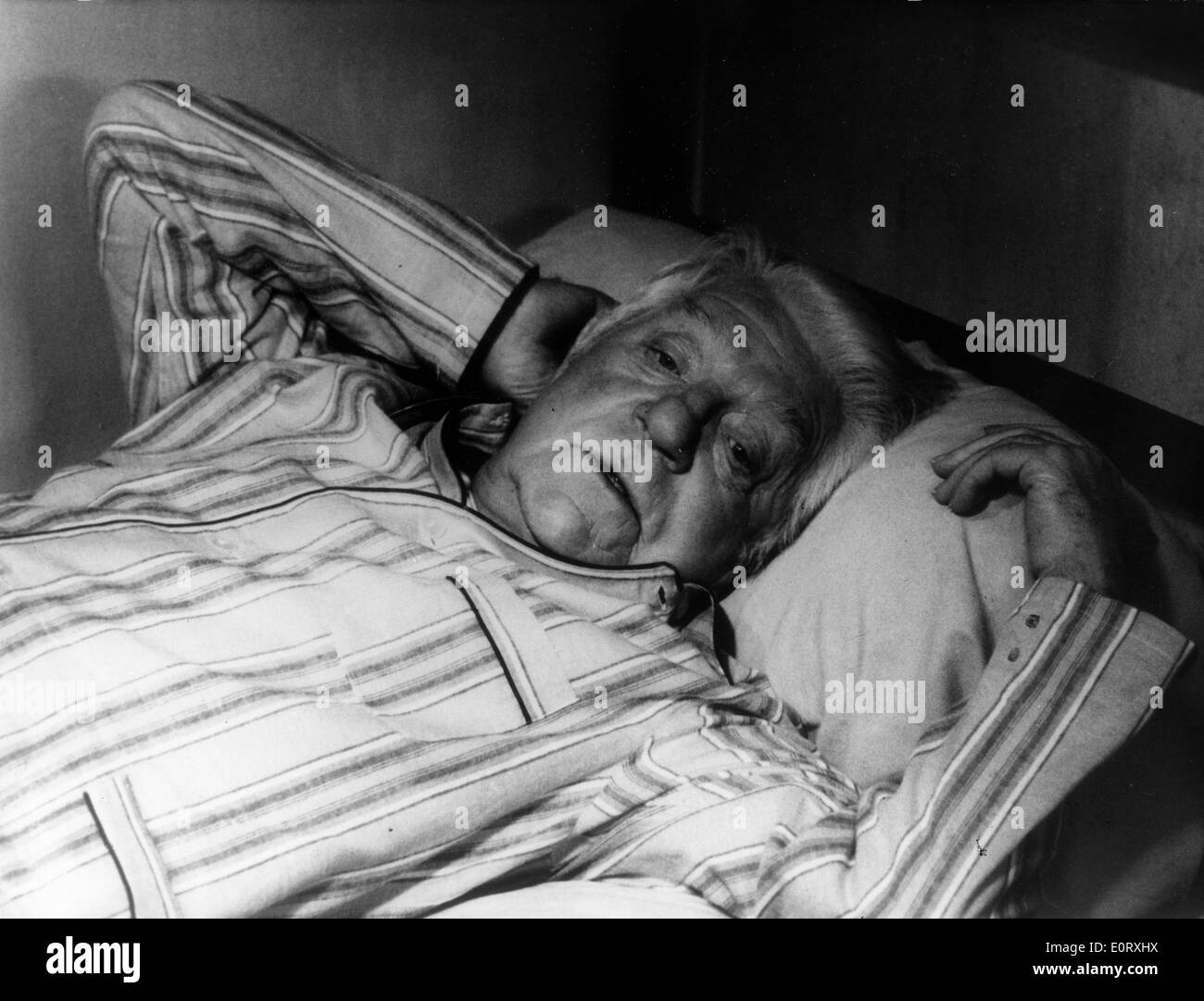 Schauspieler Jean Gabin im Bett Stockfoto