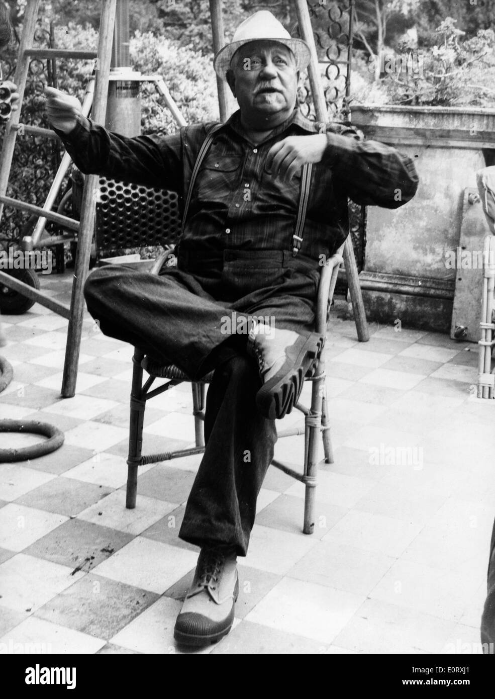 Schauspieler Jean Gabin entspannt auf der Terrasse Stockfoto